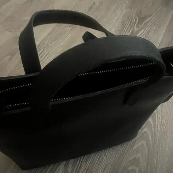 Madewell Small Transport
Leather Crossbody
Tote - Picture 8 of 13